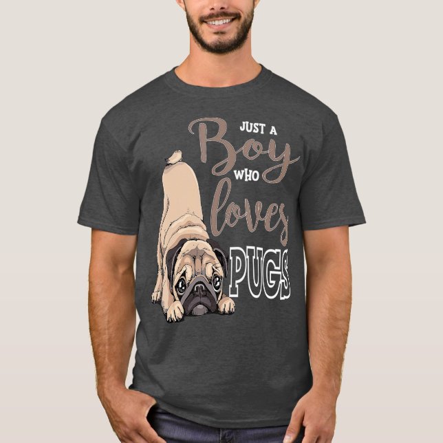 Bara en pojke som Kärlek Pugs Cute Pug Hund älskar T Shirt (Framsida)