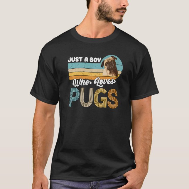 Bara en pojke som Kärlek Pugs Retro Funny Hundar. T Shirt (Framsida)