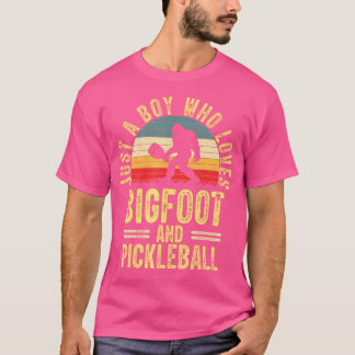 Bara en pojke som Kärlek tog Sasquatch Pickleball T Shirt