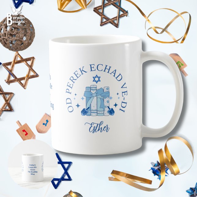 BARA EN TILL KAPITEL Hebreiska Hanukkah Kaffemugg (Personalized JUST ONE MORE CHAPTER in Hebrew coffee mug. Ideal Jewish bookish gift with custom name)