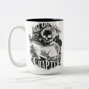 Bara en till kapitel-skeleton Reader Funny Två-Tonad Mugg