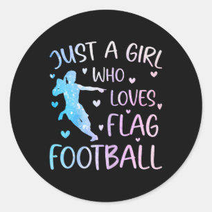 Bara en tjej som älskar flaggfotboll rolig slogan runt klistermärke