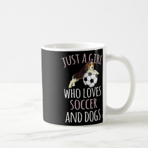 Bara en tjej som älskar fotboll som leker med hund kaffemugg