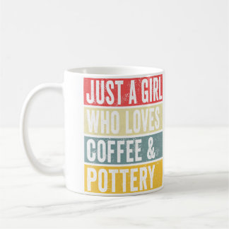 Bara en tjej som älskar kaffe och keramiklera kaffemugg