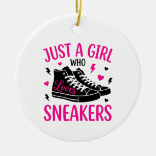 Bara en tjej som älskar sneakers julgransprydnad keramik
