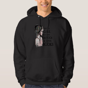 Bara en tjej som har tatueringar och älskar böcker hoodie