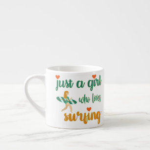 Bara en tjej som kärlek surfar på espressomugg