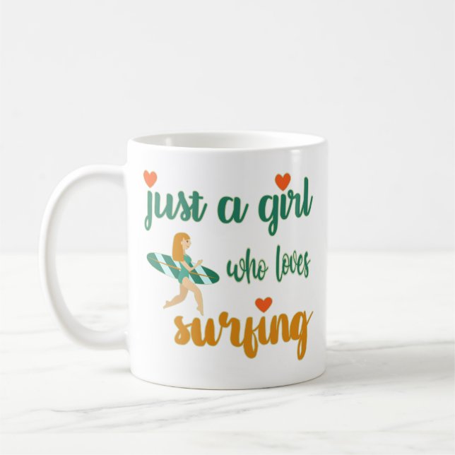 Bara en tjej som kärlek surfar på kaffemugg (Vänster)