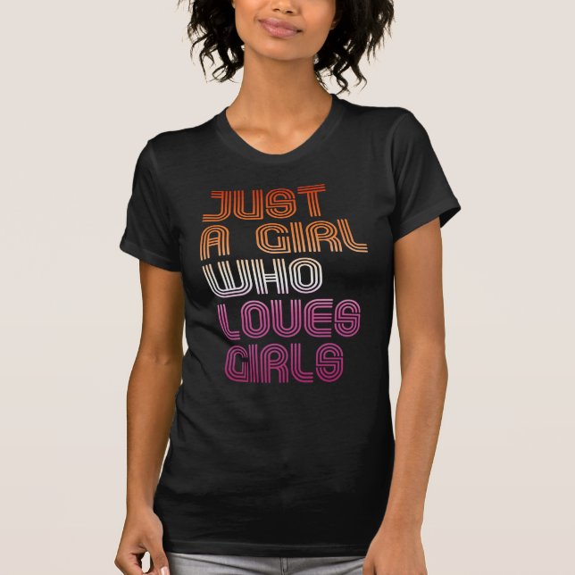 BARA EN TJEJE SOM ÄLSKAR TJEJER T SHIRT (Framsida)