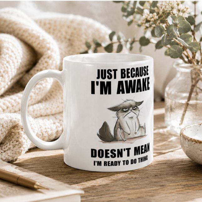 Bara för att jag är vaken betyder det inte att jag kaffemugg (Just Because I'm Awake Doesn't Mean I'm Ready Coffee Mug)