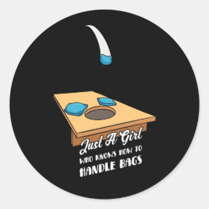 Bara Girl som vet hur man hanterar Bags Cornhole C Runt Klistermärke
