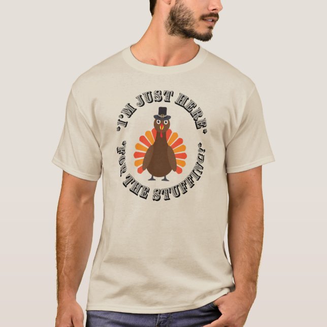 BARA HÄR FÖR DEN STUFFANDE THANKSGIVINGEN T SHIRT (Framsida)