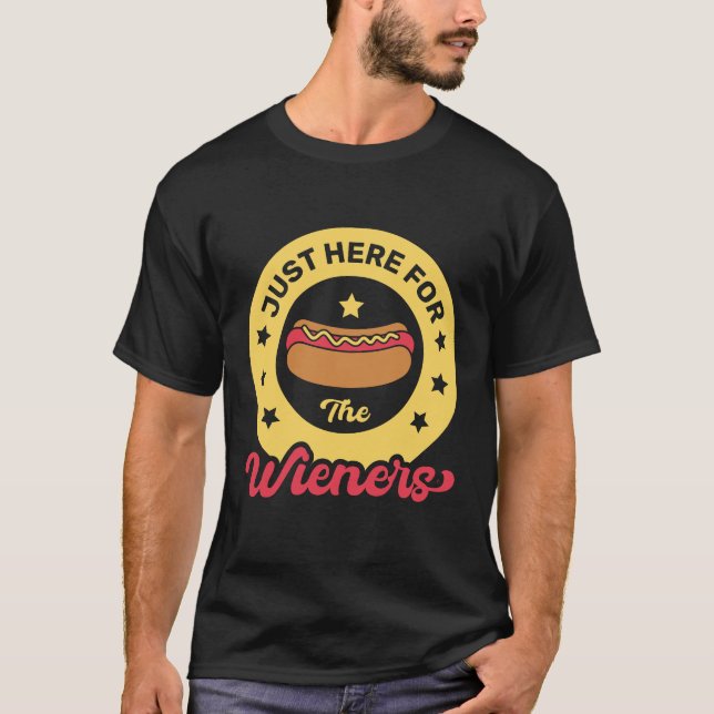 Bara här för korvarna, rolig 4:e juli t shirt (Framsida)