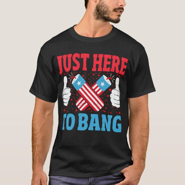 Bara här till Bang Funny Fireworks 4:e juli T Shirt (Framsida)