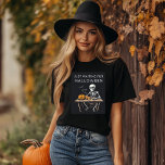 "Bara i väntan på Halloween Skeleton Shirt | Funny<br><div class="desc">Skeleton Shirt får redo för årets bästa tid. Perfekt för dem som inte kan vänta på Oktober 31a, den här skjortan har en humoristisk skelettdesign som är underbar för att lägga till några spooky-virus till sommar- eller Halloween-festligheter. Oavsett om du är hemma, på Halloween fest eller bara visar kärlek för...</div>