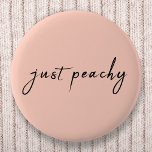Bara Peachy | Modern Minimalistisk klumpskript Knapp<br><div class="desc">Anpassningsbarna "just peachy" med enkel snyggt citerar konst i modern handskriven manustypografi i ett minimalistiskt utkast stil på en baksida av persikopersikor färg.</div>