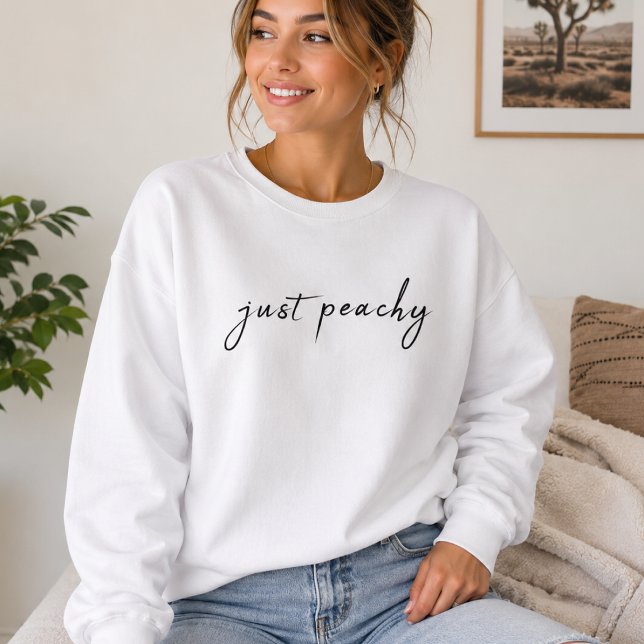 Bara perfekt Tröja | Minimalistisk söt present top (Just Peachy sweatshirt with minimal script lettering for casual weekends and coffee runs.)