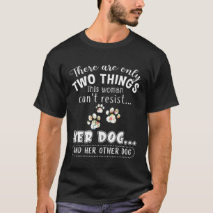 Bara två Saker den här kvinnan har kvar sin Hund T Shirt