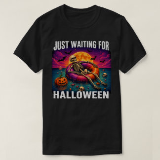 Bara väntar på Halloween skelett poolflotte T Shirt