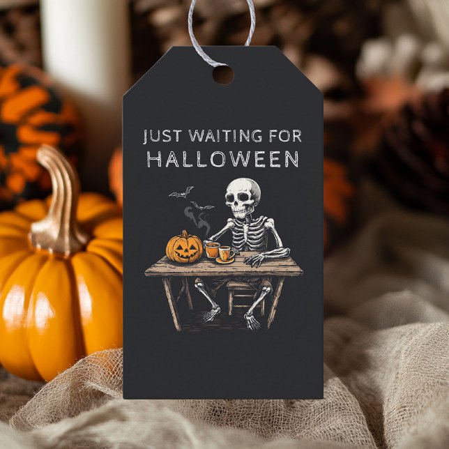 "Bara väntar på halloweenpresenttaggar | Roligt Presentetikett (Skapare uppladdad)