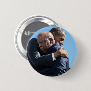 Barack Obama och John Lewis Hugging Knapp