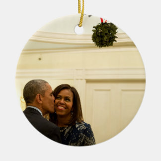 Barack och Michelle Mistletoe - Rd Ornament