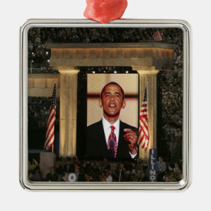 Barak Obama talar på den sista kvällen av Julgransprydnad Metall
