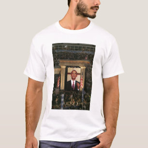 Barak Obama talar på den sista kvällen av Tee Shirt