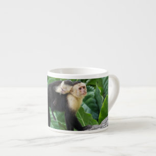 Bärande baby för vuxen Capuchinapa på dess baks Espressomugg