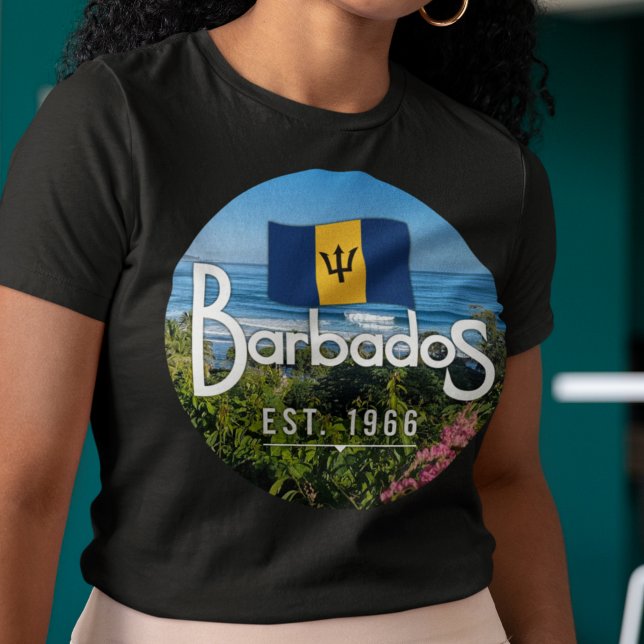 "Barbados Est. 1966-tums Kusten-Öster med Flagga T Shirt (Skapare uppladdad)