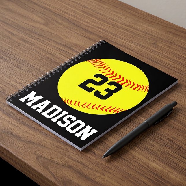 Bärbar anpassningsbar Softball-dator Anteckningsbok Med Spiral (Personalized softball notebook with custom name and number on a desk.)