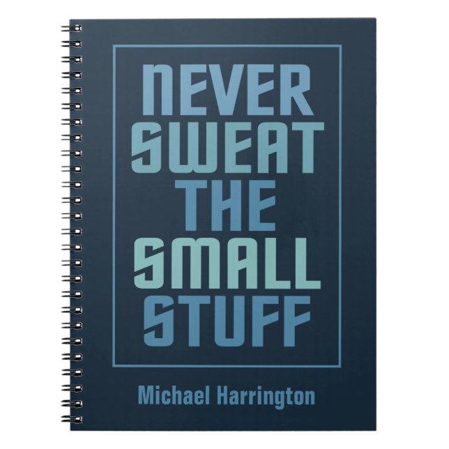 Bärbar anteckningsbok med eget namn som motiv (Framsidan)