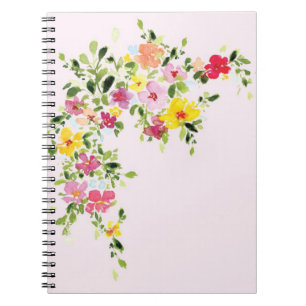 Bärbar dator med blommigt rosa journal anteckningsbok