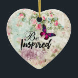 Bärbar Shabby Collage for Quote & Rosa Butterfly Julgransprydnad Keramik<br><div class="desc">En ornament med talesättet: var inspirerad. Ord-inspirationen är skriven i ett skript av coolan trendig. Designad med en elegant rosa magenta-fjäril med lila accents. Bakgrunden är en bräcklig kollage av vintagar med rosa ros och annat dekorativt inslag. En charmig vibb.</div>