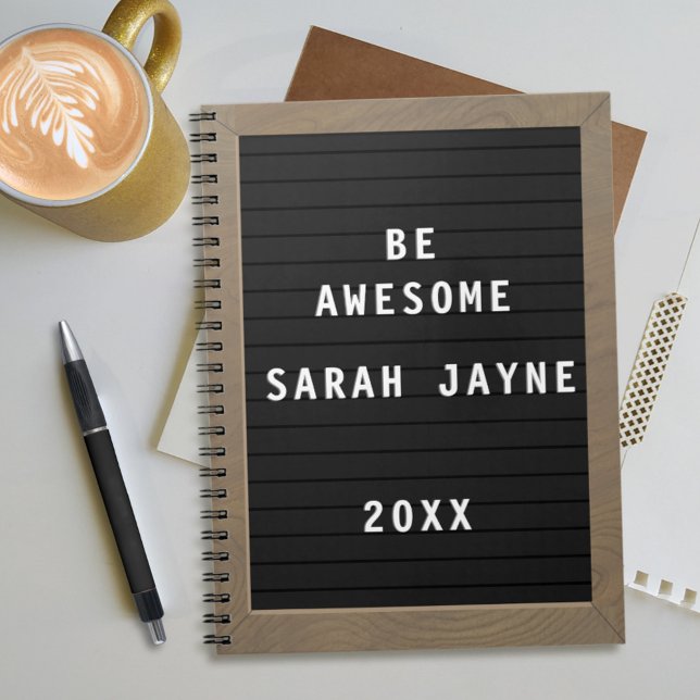 Bärbar Stil-dator i Personlig Fantastisk Anteckningsbok (Be awesome with this letter-board style student notebook. Just add your name and the year)