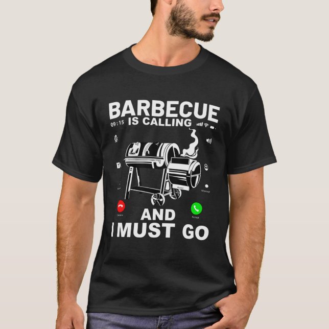 Barbecue is calling and I must go  Saying T Shirt (Framsida)