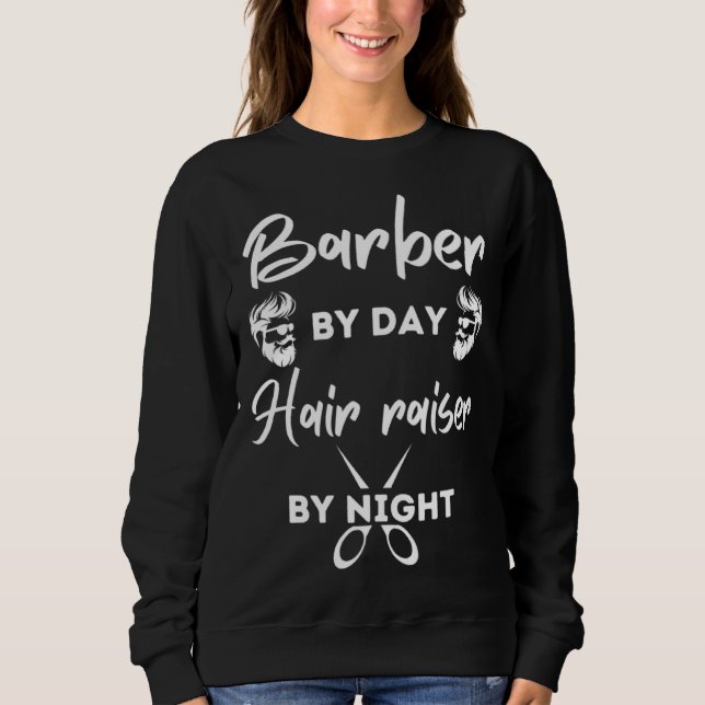 Barber By Day Hair Raiser By Night Barber Smock Me T Shirt (Framsida)