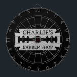 Barberaffischtavla med rakblad darttavla<br><div class="desc">Barberaffischtavla med rakbladsdesign. Anpassningsbar för manar hårsalong. Snyggtens gåva till ägare av hårsalon. Gör en egen barberaffär i trendiget till chef,  medarbetare,  anställda osv. Unika stilitistilistepresentidéer. Personlig med din egen affärsslogan namn eller företagsslagord. Masculine dekoration med vassa kant. Svartvit.</div>