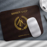 Barbershop logotyp och namn personlig bruna guld musmatta<br><div class="desc">Barber shop manar salon musmatta med faux guld logotyp och barber shp namn typografi på en mörk brun läderbakgrund (tryckt,  INGEN REAL LEATHER).              Du kan ändra den fördefinierade logotypen med en egen.</div>