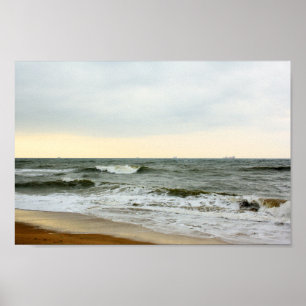 Barcos y oleaje desde la orilla de la playa poster