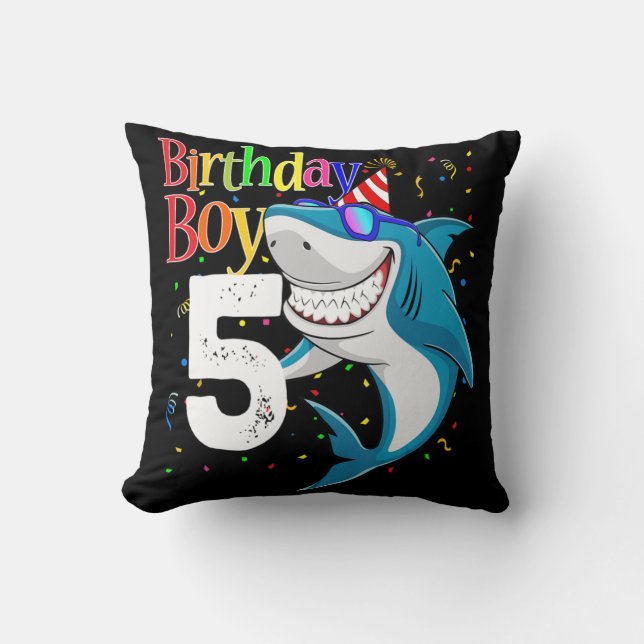 Bards 5:e födelsedagen Boy Shark Jaw-some 5 Boys Kudde (Framsida)