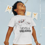 Bards Video Gaming T-Shirt<br><div class="desc">De här coola spelskjortorna har två dynor för spelkontroll över en vit bakgrund,  med en lekfull text med texten "LEVEL 6 UNLOCKED" och "THEIR NAMN AND AGE". Du kan ändra alla teckensnitt i stilar och färg genom att klicka på länken Anpassa ytterligare efter anpassning.</div>