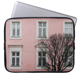 BARE TRÄD FRAMÅT FÖR ROSA BYGGNAD LAPTOP FODRAL