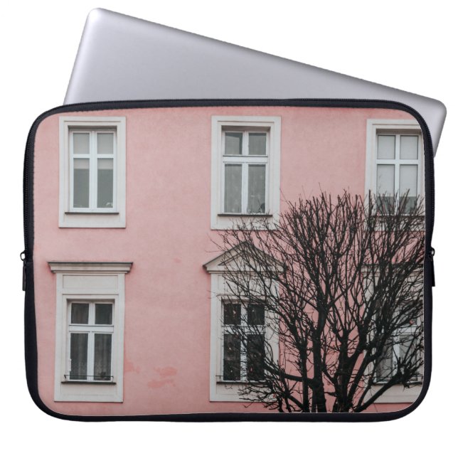 BARE TRÄD FRAMÅT FÖR ROSA BYGGNAD LAPTOP FODRAL (Framsidan)