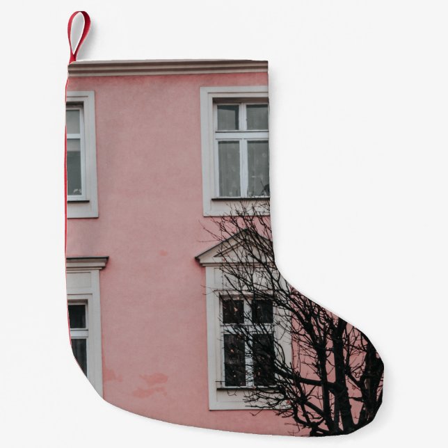 BARE TRÄD FRAMÅT FÖR ROSA BYGGNAD LITEN JULSTRUMPA (Framsidan)