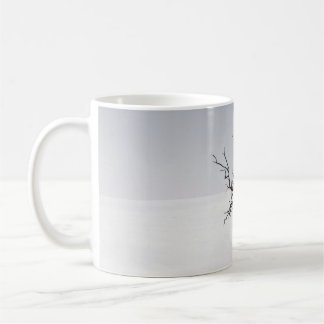 BARE TRÄD I SNÖ MITTEN KAFFEMUGG
