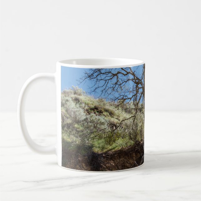 Bare tree on mountain during day kaffemugg (Vänster)