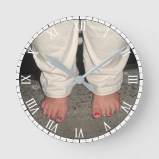 Barefoot vid Vägglåset i Pier Round Wall Rund Klocka