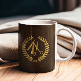 Bärfärgat läderutseende av guld-mörk kaffemugg