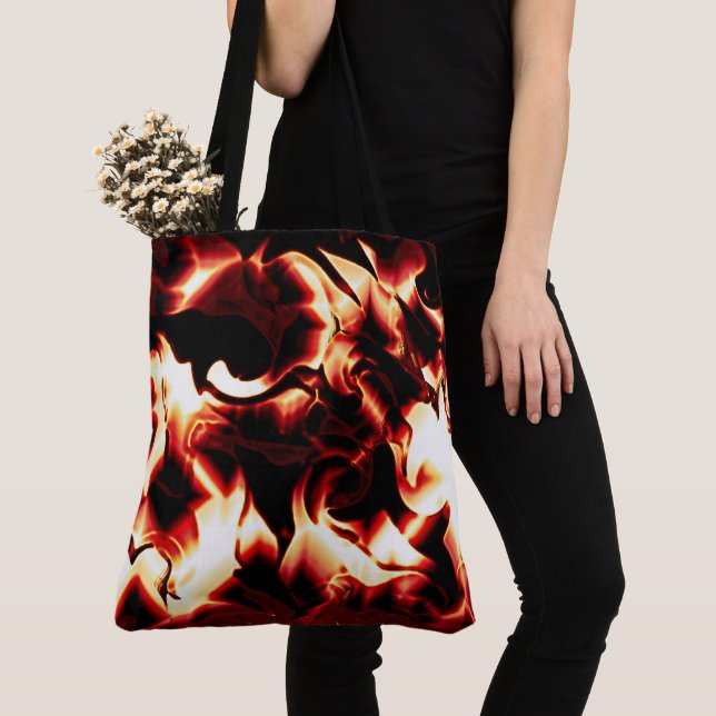 Bärgad brasa på mörkaste röda bakgrund tygkasse (Närbild)